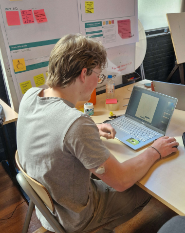 jongen achter computer